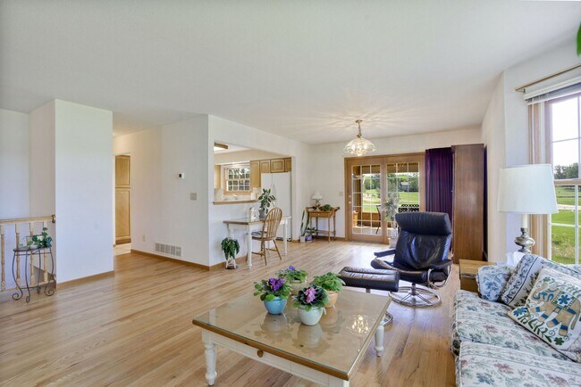 Building Photo - 3 Bedroom, 3 Bathroom backing to Southridg...