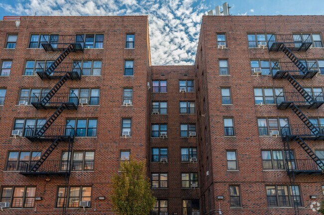 Foto del edificio - 2102 Beverley Rd