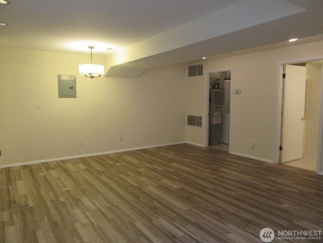 Building Photo - 2Bd/.75Ba Kirkland Condo