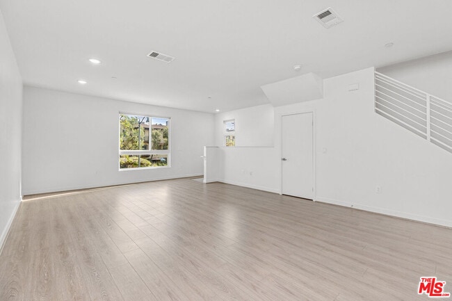 Foto del edificio - 2581 Arvia St