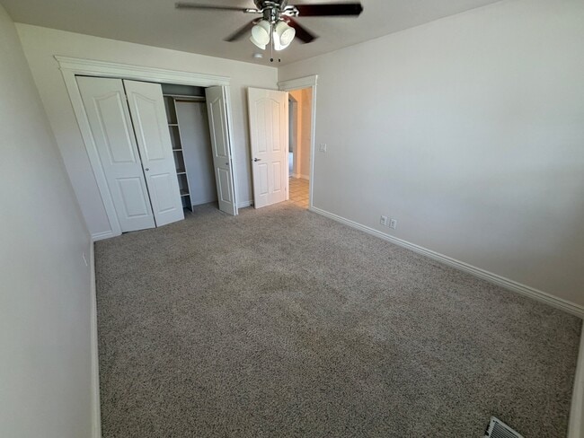 Building Photo - 435 NE Greystone Loop