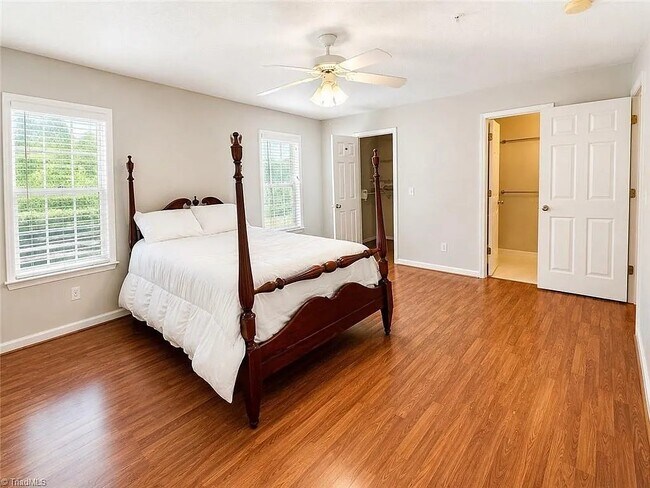 Foto del edificio - 122 Ivy Glen Ct