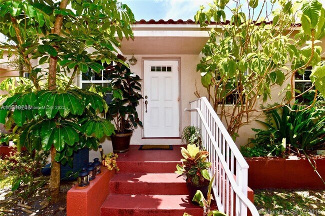 Foto del edificio - 8335 Crespi Blvd