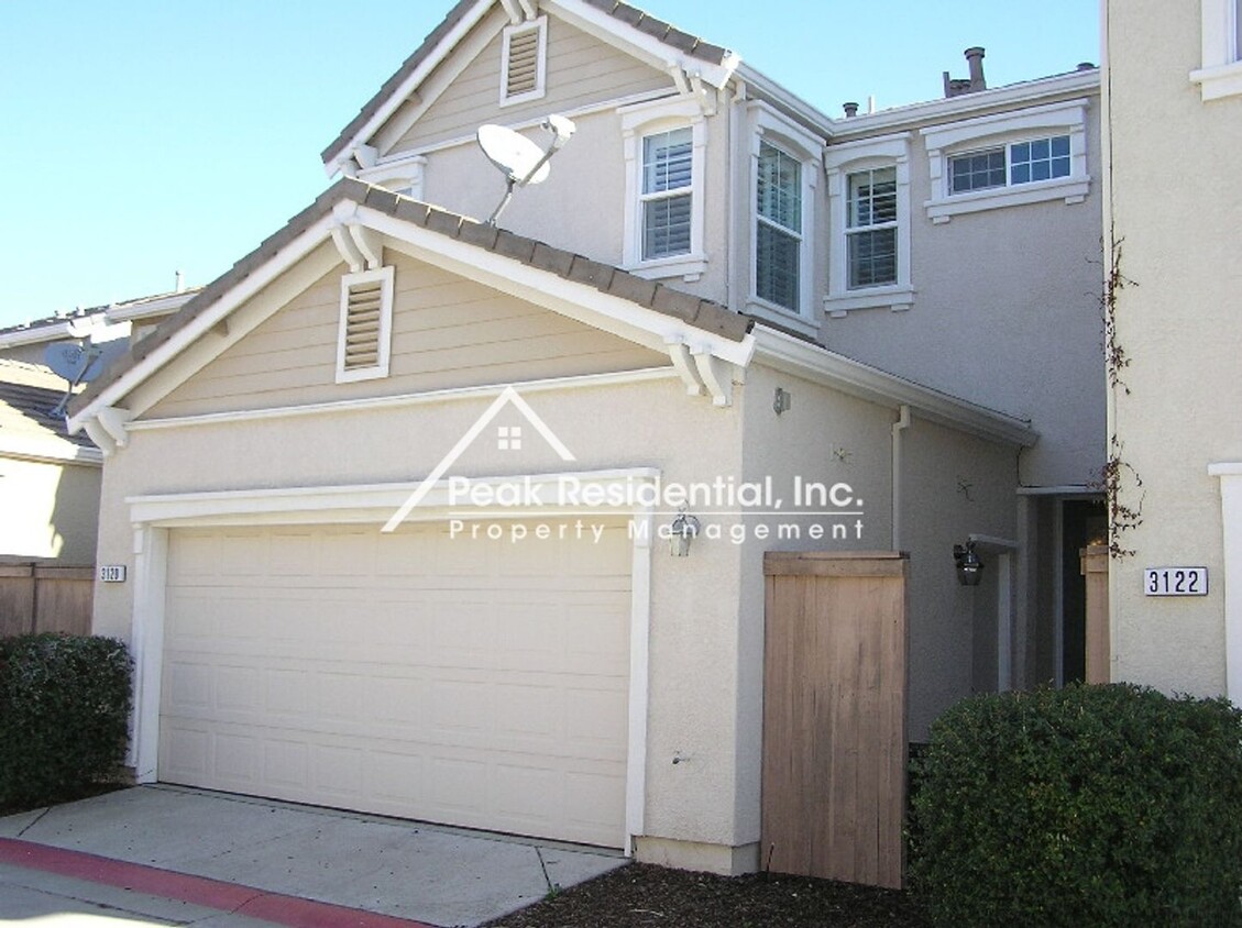 Building Photo - Gorgeous Capital Village 3bd/2.5ba Home wi...