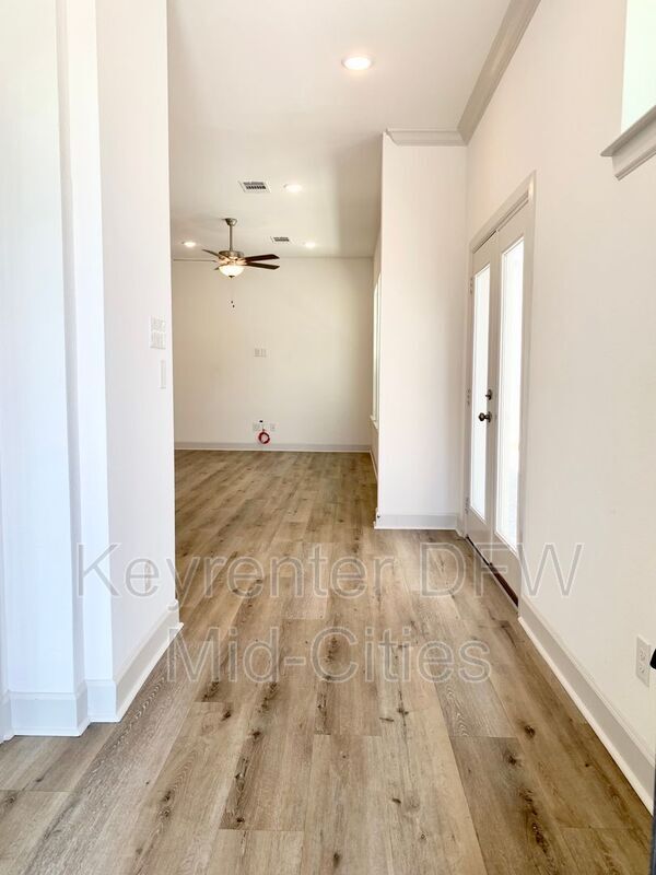 Building Photo - 653 Courtyard Ln