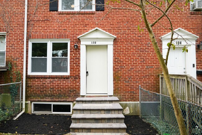 Building Photo - 132 Madison Dr