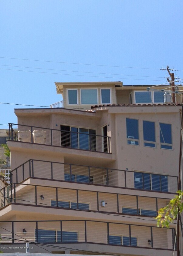 346 Metropole Ave Unit 3, Avalon, CA 90704 Condo for Rent in Avalon