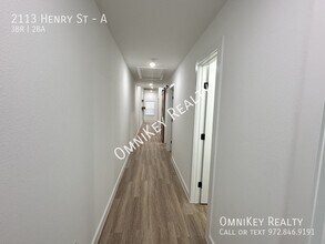 Building Photo - 2113 Henry St