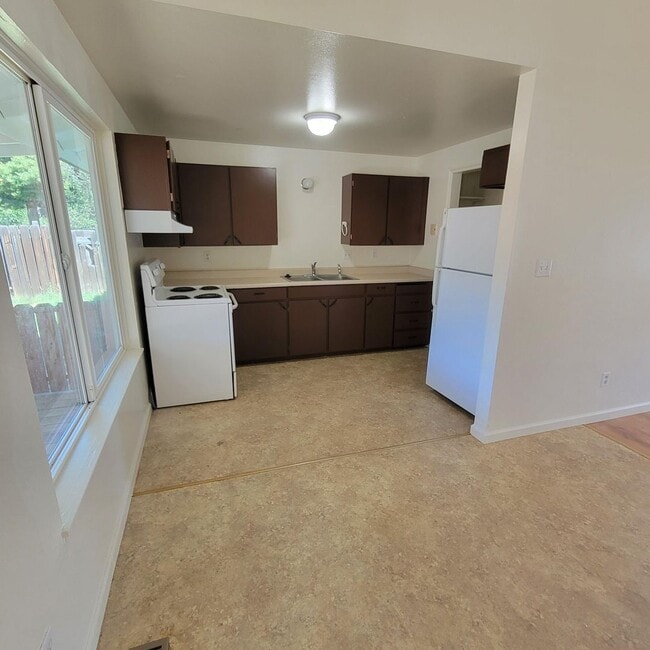 Building Photo - 4240 Myrtlewood Dr
