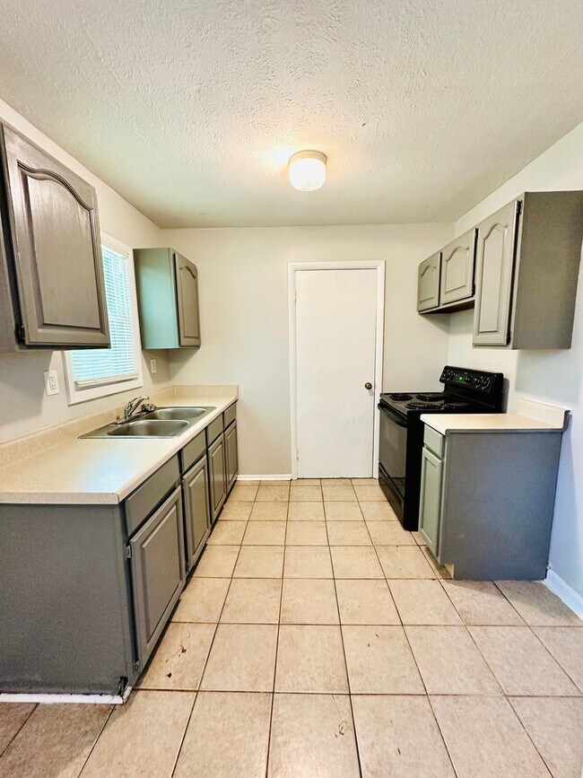 Foto del edificio - Updated three bedroom ranch in Okolona now...