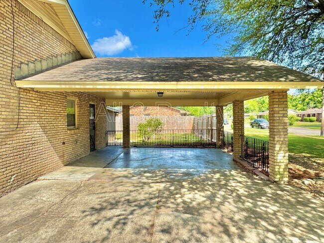 Foto del edificio - 2311 Cottingham Dr