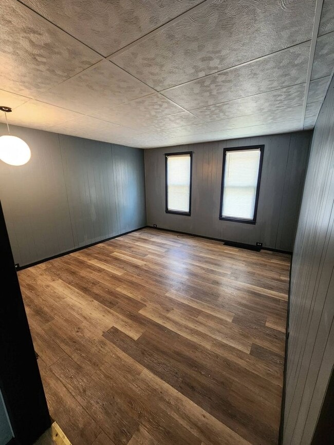 Building Photo - Charming 3.5-Bedroom Property in a Prime C...