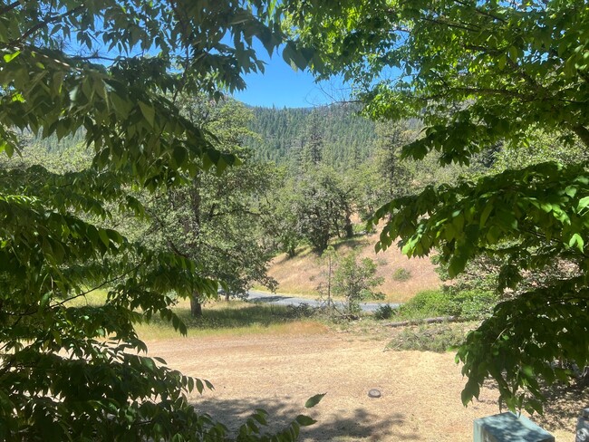 Building Photo - Spectacualr Views of Red Butte Mountains!