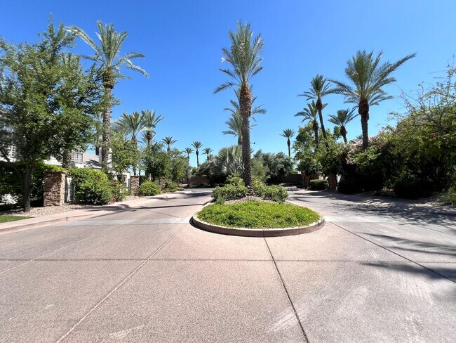 Foto del edificio - EXCLUSIVE 2 BEDROOM WATERFRONT CONDO IN GAINEY RANCH PAVILLIONS