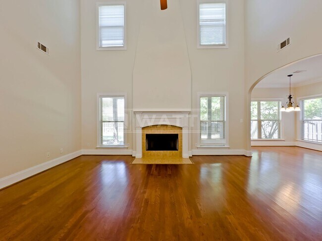 Foto del edificio - Spectacular 4 Bed 3.5 Bath with Large Yard - next to Mt. Laurel at Shoal Creek