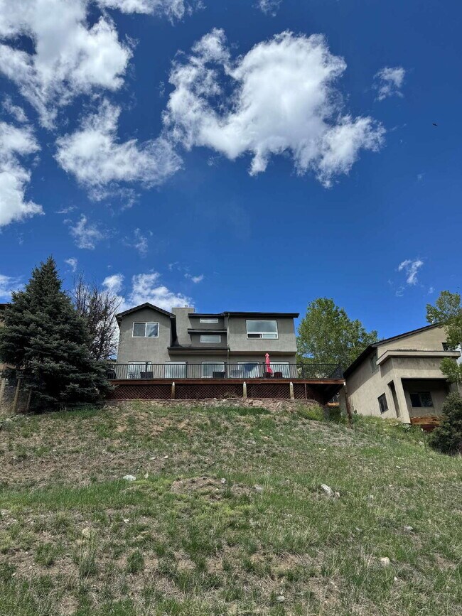 Foto del edificio - "Charming 4-Bed Oasis with 3 Full Baths and 2,275 Sq Ft of Comfort in Evergreen, CO!"