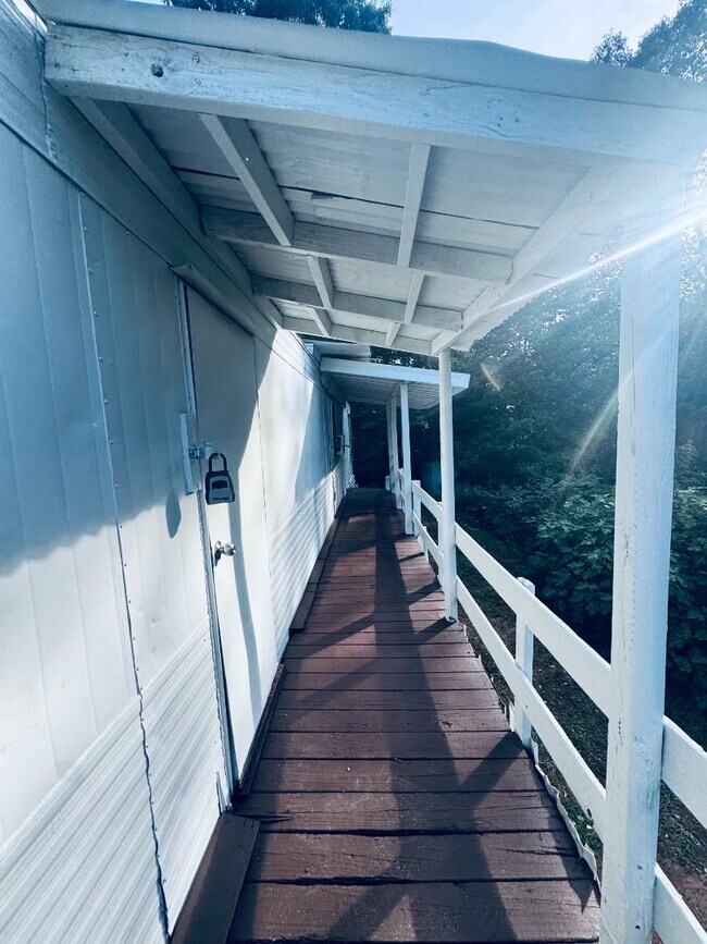 Foto del edificio - 136 Sunset Rd