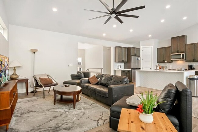 Foto del edificio - 300 Summit Ridge Dr N