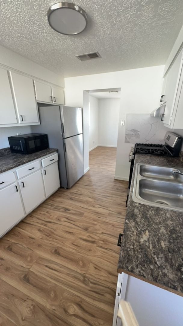 Building Photo - Sweet 3 Bedroom one and a half bathrooms L...