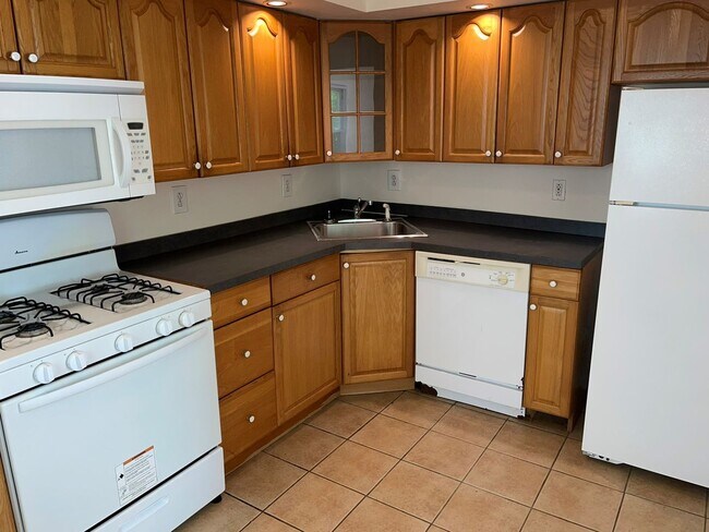 Building Photo - 2 Bedroom Home in Plaza Hills!