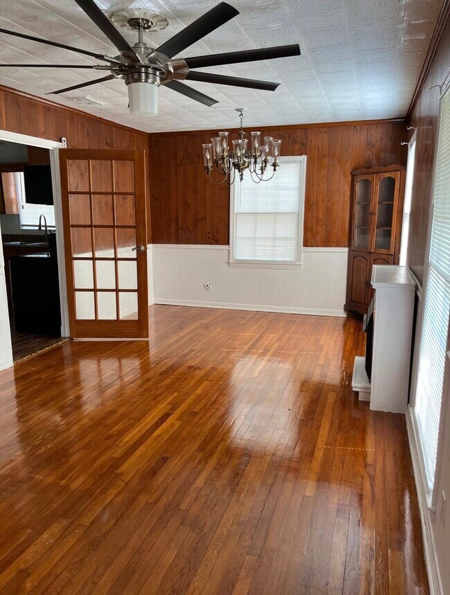 Building Photo - 1031 Oakland Dr