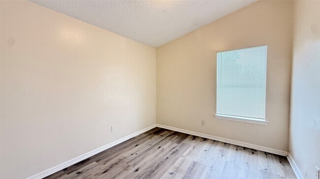 Foto del edificio - 15821 Ridgecroft Rd