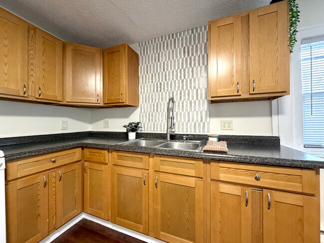 Foto del edificio - 184 Burritt Rd