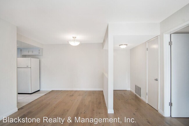 Foto del edificio - 2 br, 2 bath House - 9737 Charnock Ave Uni...