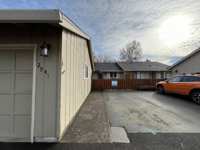 Building Photo - Bright 2 bedroom, 1 bath in a Private community with surrounding amenities in Hillsboro Magnolia ...