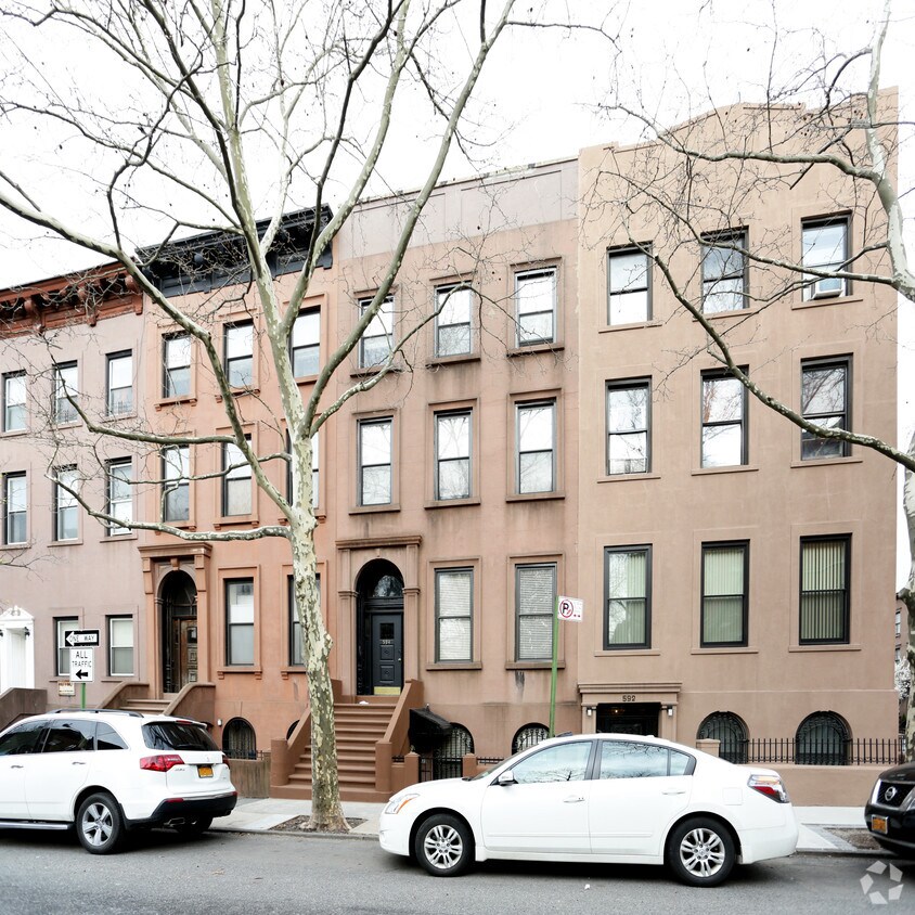 Foto del edificio - 594 Henry St