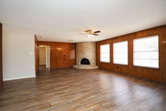 Building Photo - 815 Park Meadow Dr