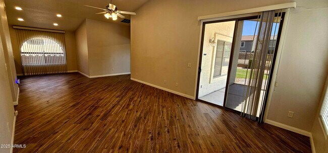 Foto del edificio - 841 E Lovegrass Dr