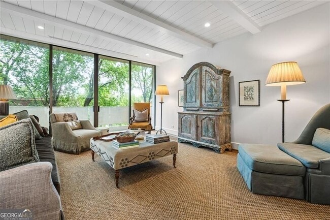 Foto del edificio - 2575 Peachtree Rd NE