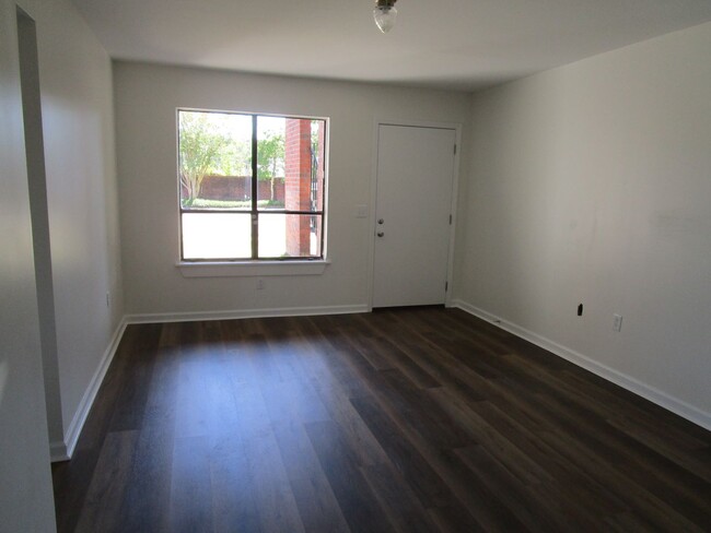 Foto del edificio - Renovated Downstairs Condo at Willow Run