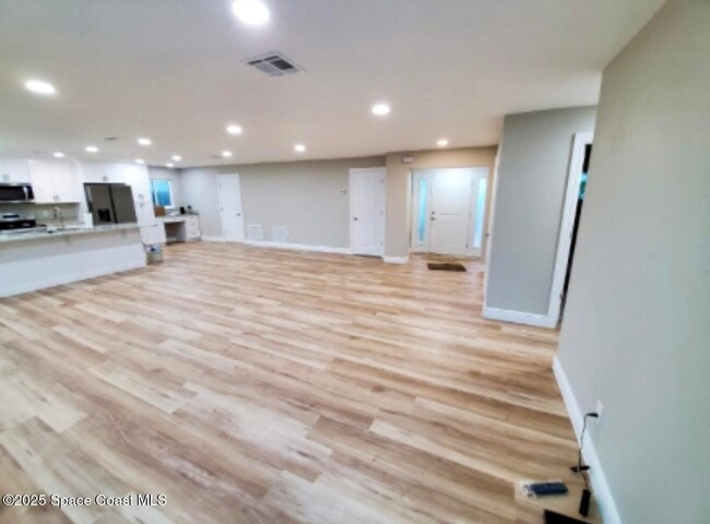 Building Photo - 537 Royal Palm Blvd