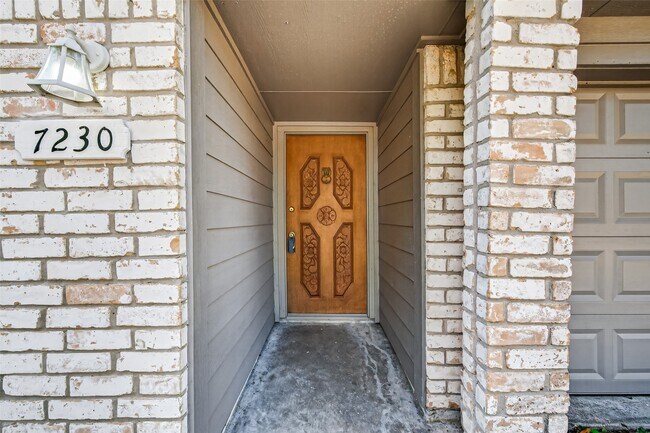 Building Photo - 7230 Oak Village Dr