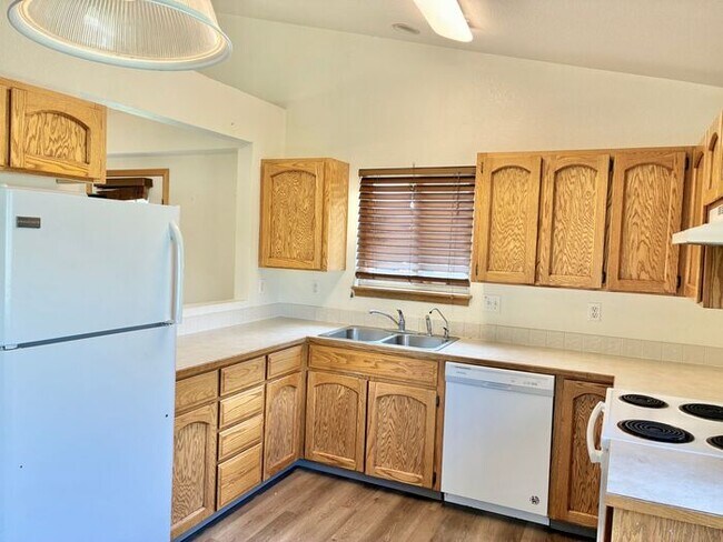 Foto del edificio - 4 Bedroom, 3 Bath Ranch Style Home with 2 ...