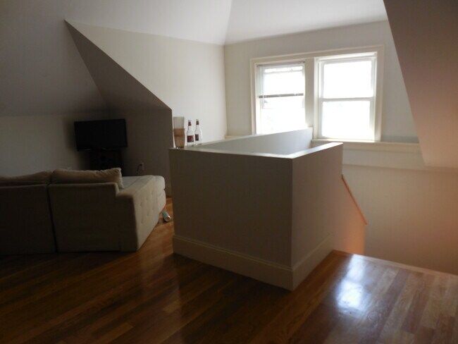 Building Photo - 594 River Ave