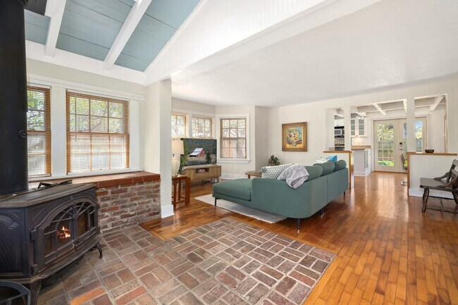 Foto del edificio - 833 Rush Dr