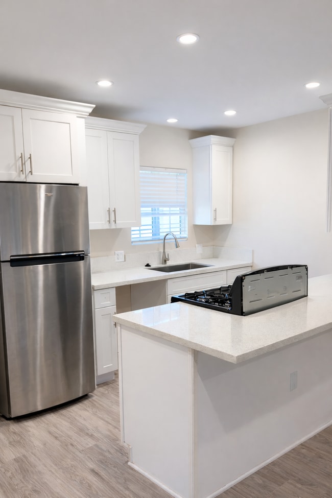 Foto del edificio - Fully Renovated 3-Bed, 2-Bath Home in Quiet Sylmar Community