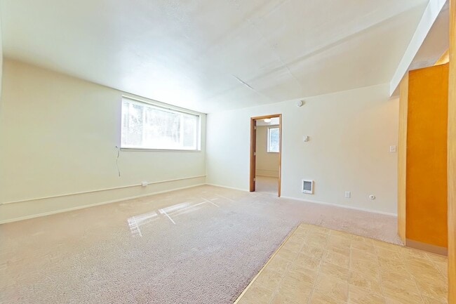 Building Photo - 2 Bedroom Apartment ~ Close to Campus ~ Ca...