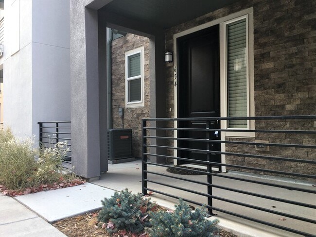 Building Photo - Amazing Townhome in Littleton