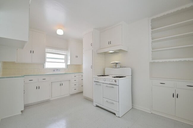 Building Photo - 321