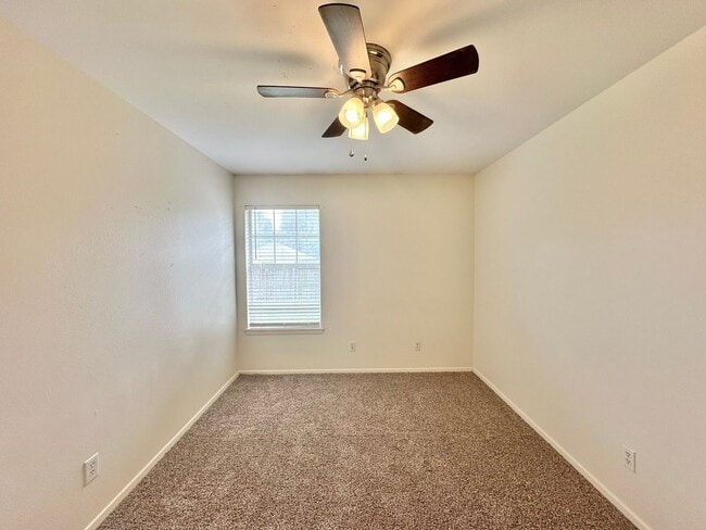 Foto del edificio - 3-Bedroom Home on Corner Lot in Whitehouse...