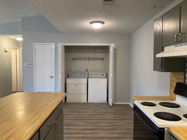 Foto del edificio - 3815 Green Meadow Dr
