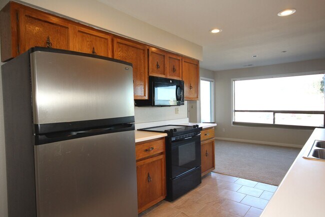 Building Photo - Large Redondo Condo with Waterfront View!