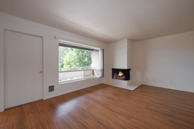 Foto del edificio - Amazing 2bed/1bath Apartment w/ Covered Parking in Redmond!