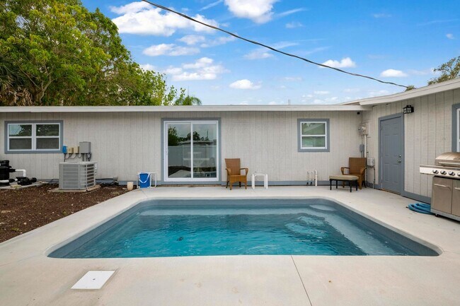 Building Photo - "Lovely 4 Bedroom 3 bath in Sarasota Florida"