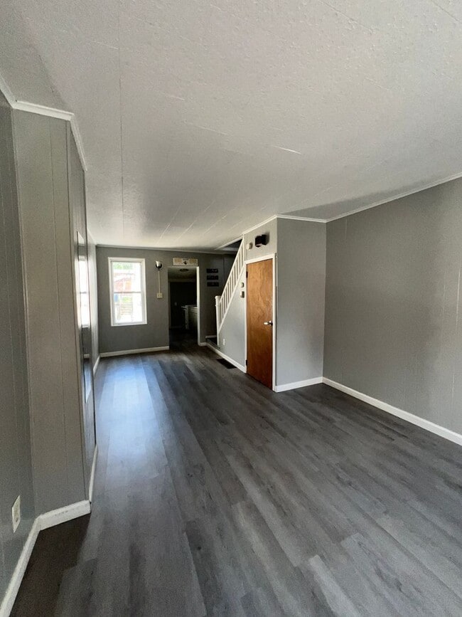 Building Photo - 3 Bedroom, 1 Bath Home Available For Rent