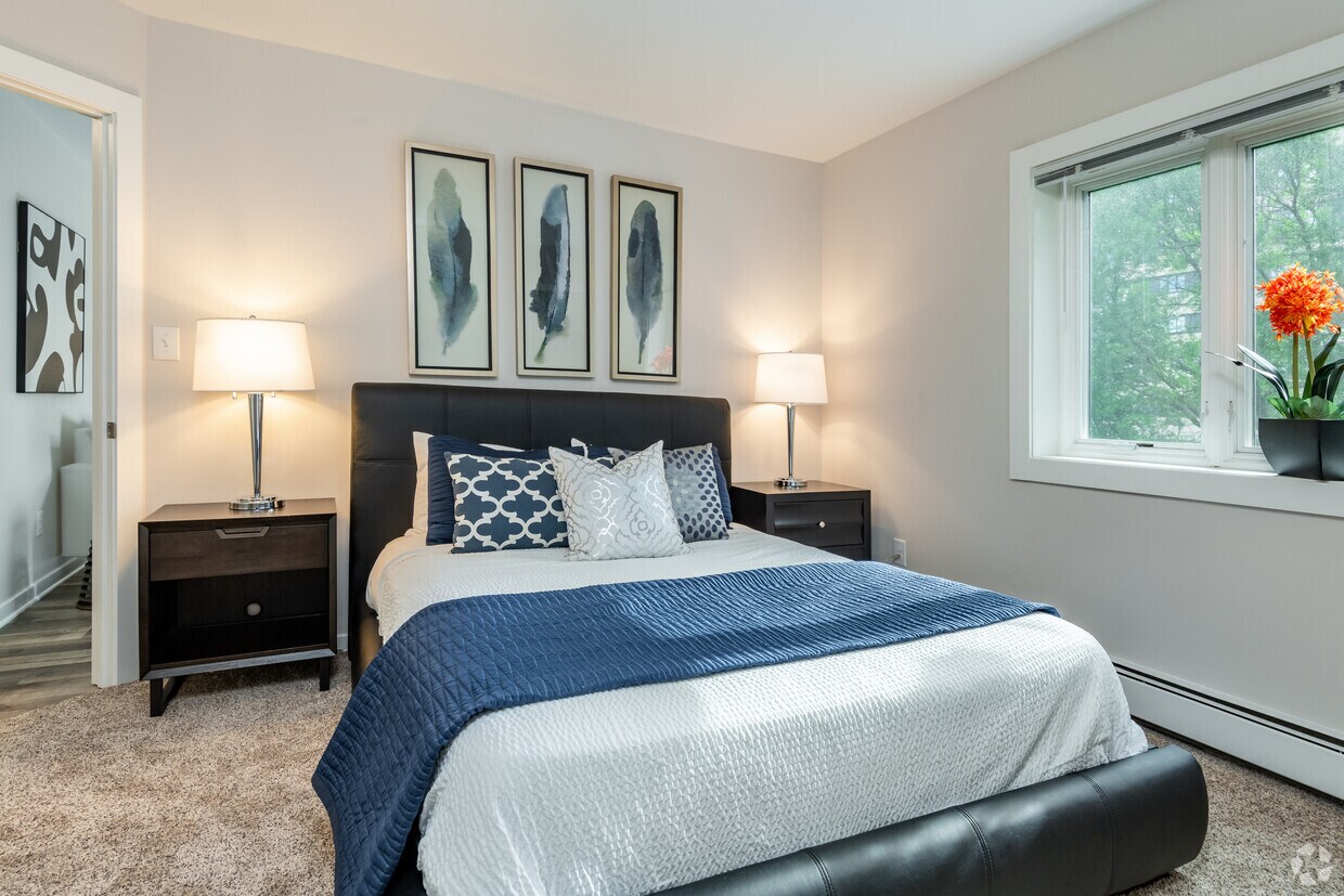 Dolphin Square Apartments Apartments in Wauwatosa, WI